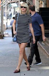 街拍花臂网红吃瓜